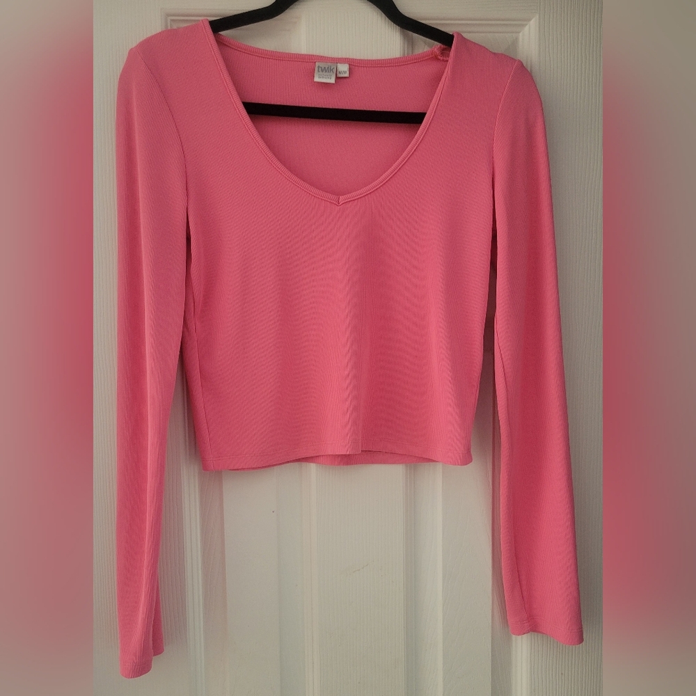 Twik Pink V-Neck Long Sleeve Crop Top. NWOT. Size M.